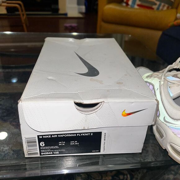 Nike Women's White and Cream Trainers - Picture 7 of 8